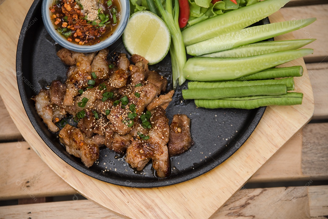 Prato sobre uma mesa de madeira legumes limão carne molho