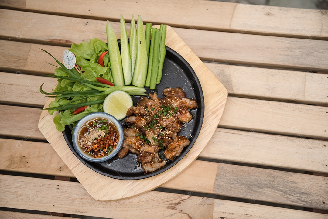 Prato sobre uma mesa de madeira legumes limão carne molho