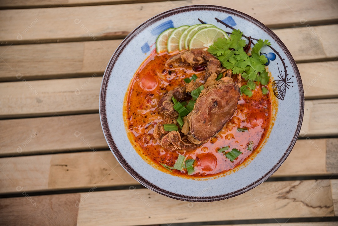 Prato sobre uma de restaurante carne de porco frita com limão