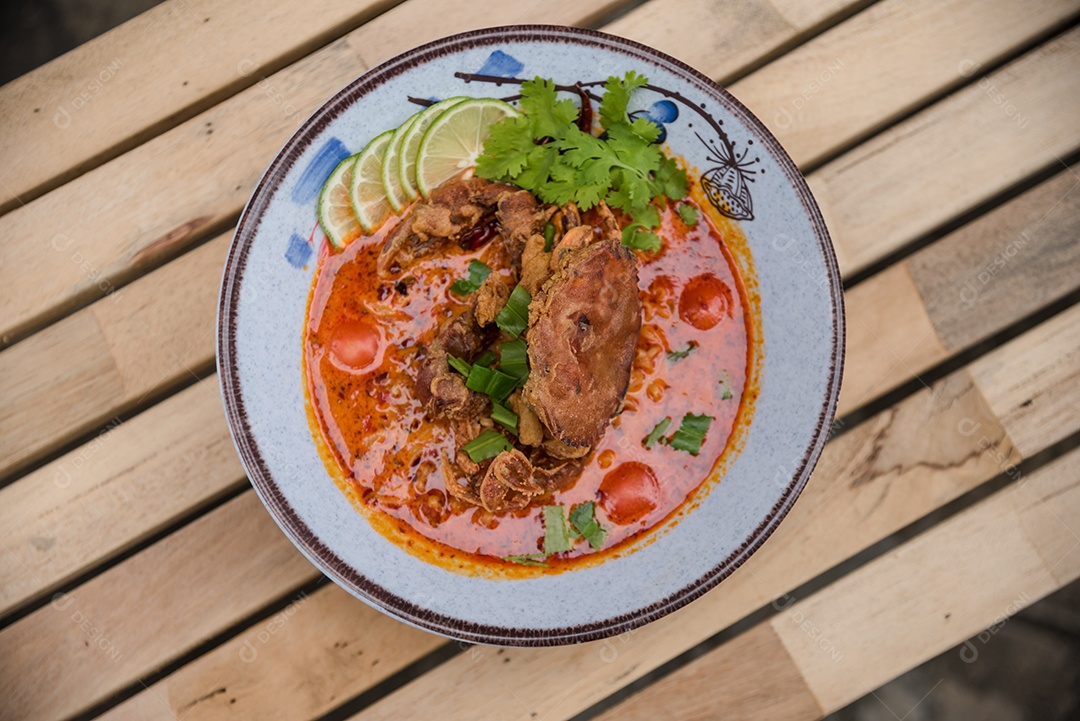 Prato sobre uma de restaurante carne de porco frita com limão