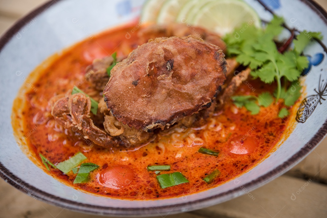 Prato sobre uma de restaurante carne de porco frita com limão