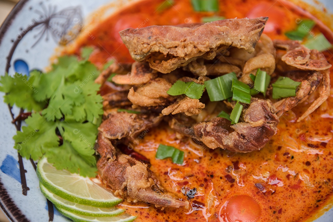 Prato sobre uma de restaurante carne de porco frita com limão