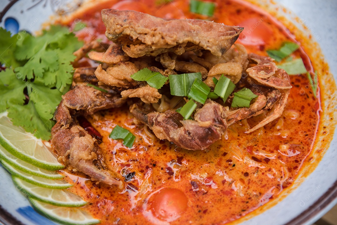 Prato sobre uma de restaurante carne de porco frita com limão