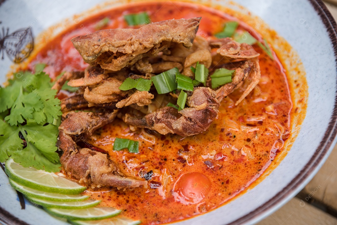 Prato sobre uma de restaurante carne de porco frita com limão