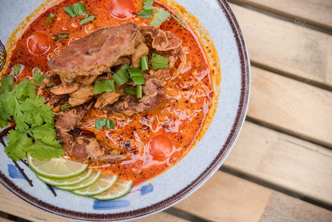 Prato sobre uma de restaurante carne de porco frita com limão