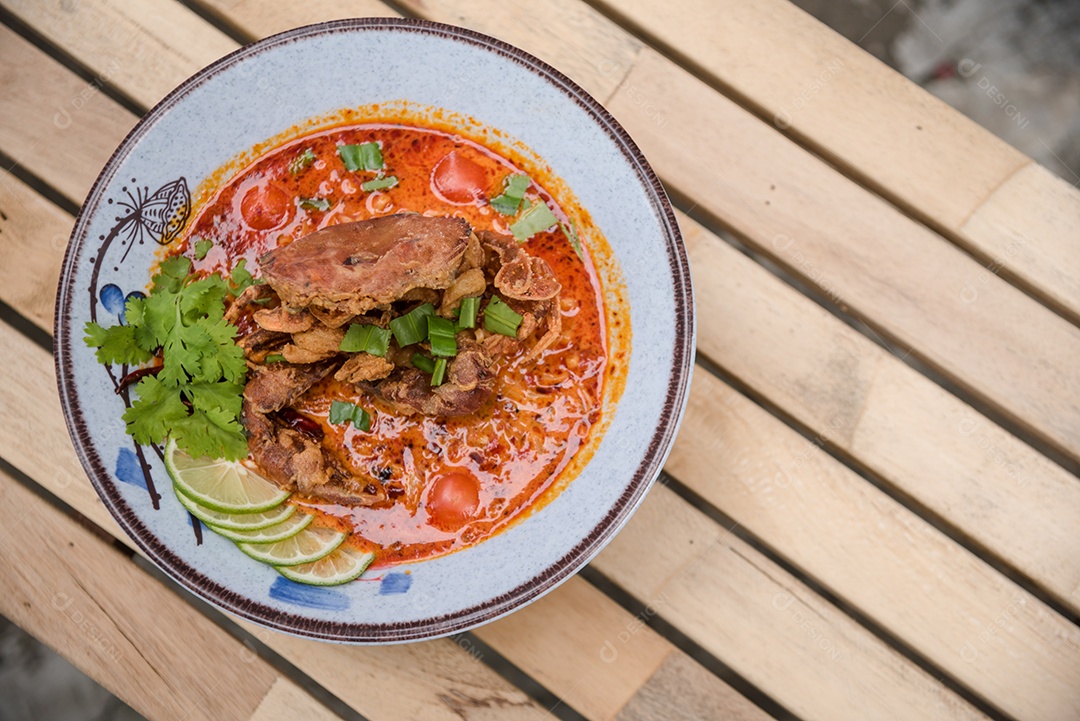 Prato sobre uma de restaurante carne de porco frita com limão