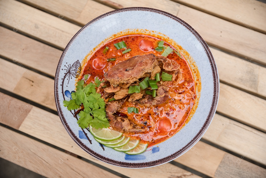 Prato sobre uma de restaurante carne de porco frita com limão