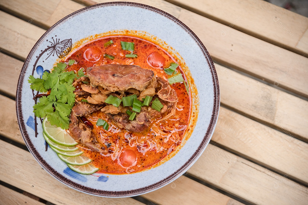 Prato sobre uma de restaurante carne de porco frita com limão