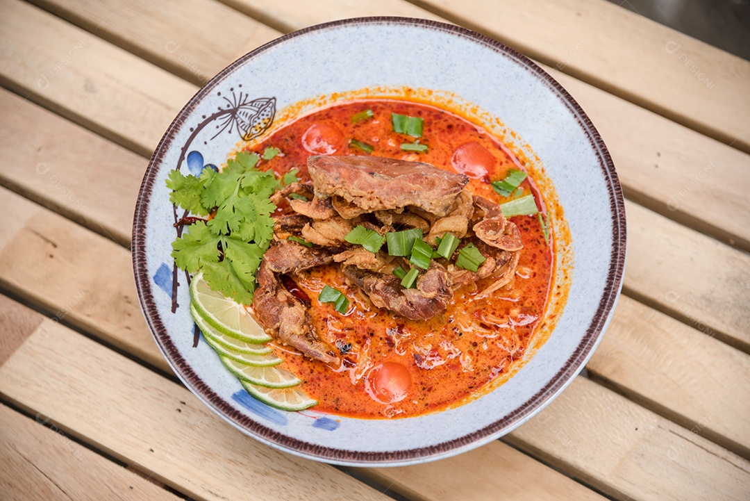 Prato sobre uma de restaurante carne de porco frita com limão