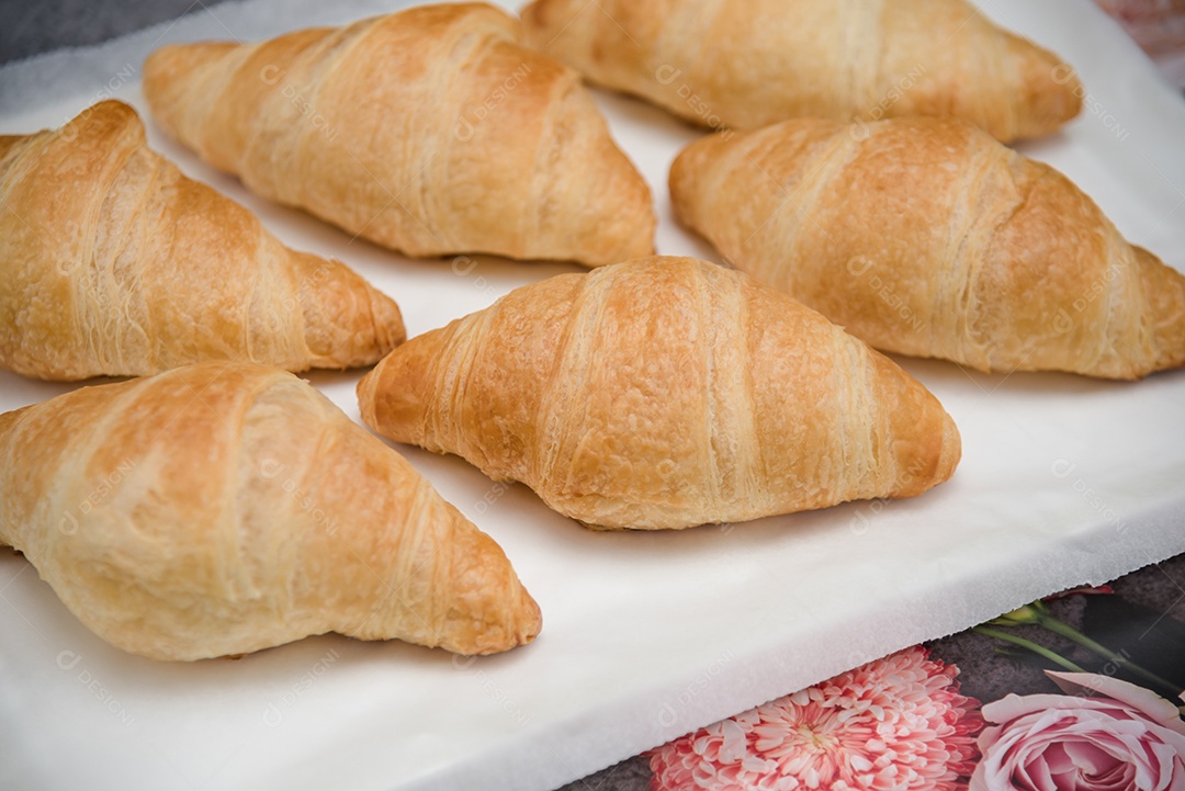 Pão comida sobre um prato branco assado