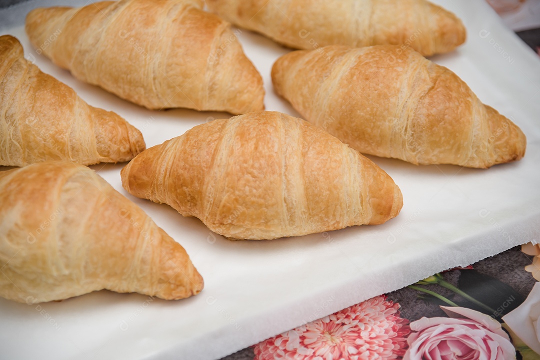 Pão comida sobre um prato branco assado