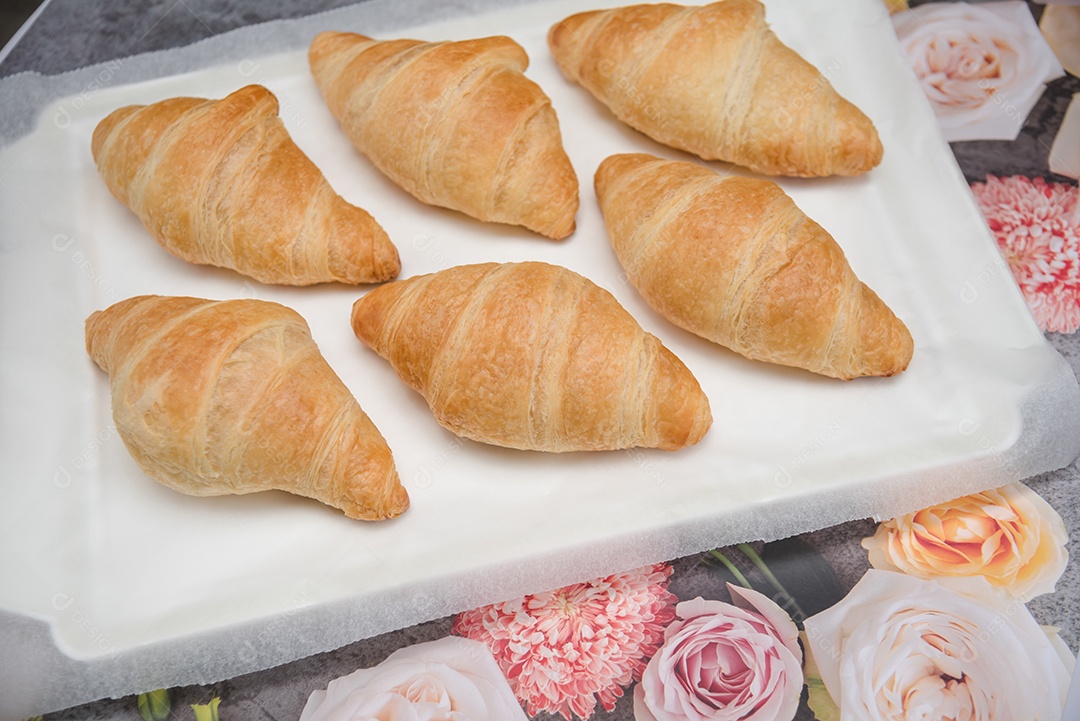 Pão comida sobre um prato branco assado