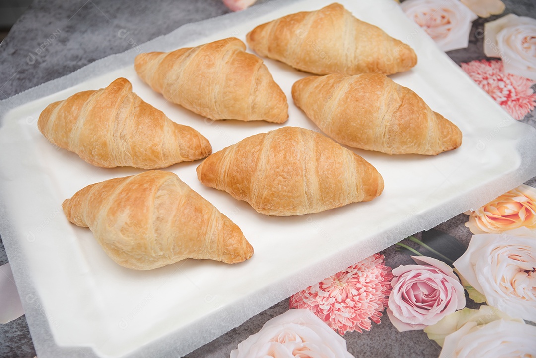Pão comida sobre um prato branco assado