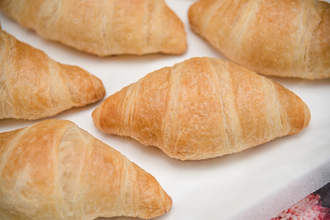 Pão comida sobre um prato branco assado