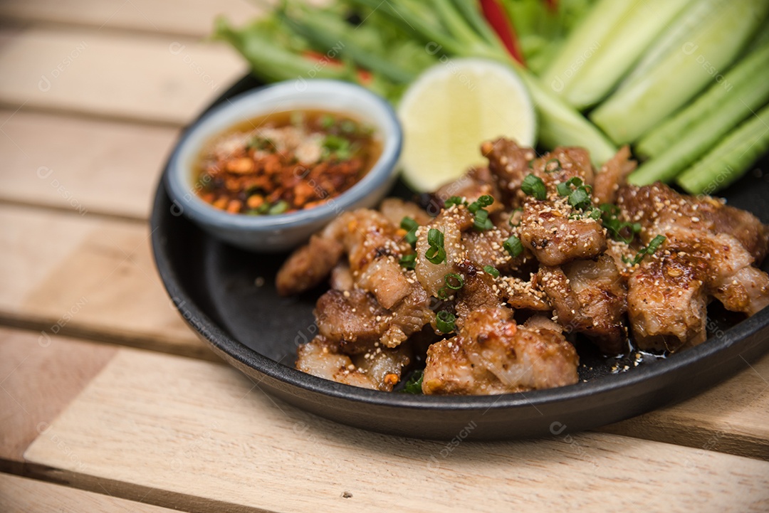 Bandeja preta com carnes grelhada limão legumes com molho