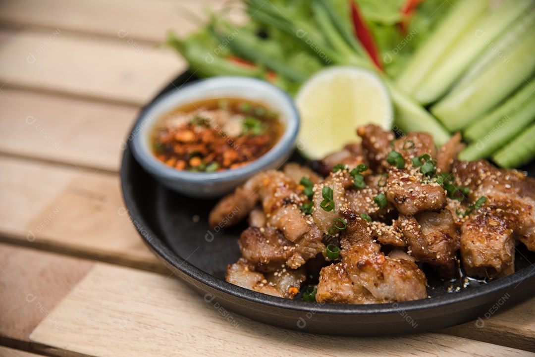 Bandeja preta com carnes grelhada limão legumes com molho