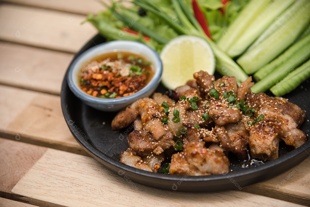 Bandeja preta com carnes grelhada limão legumes com molho