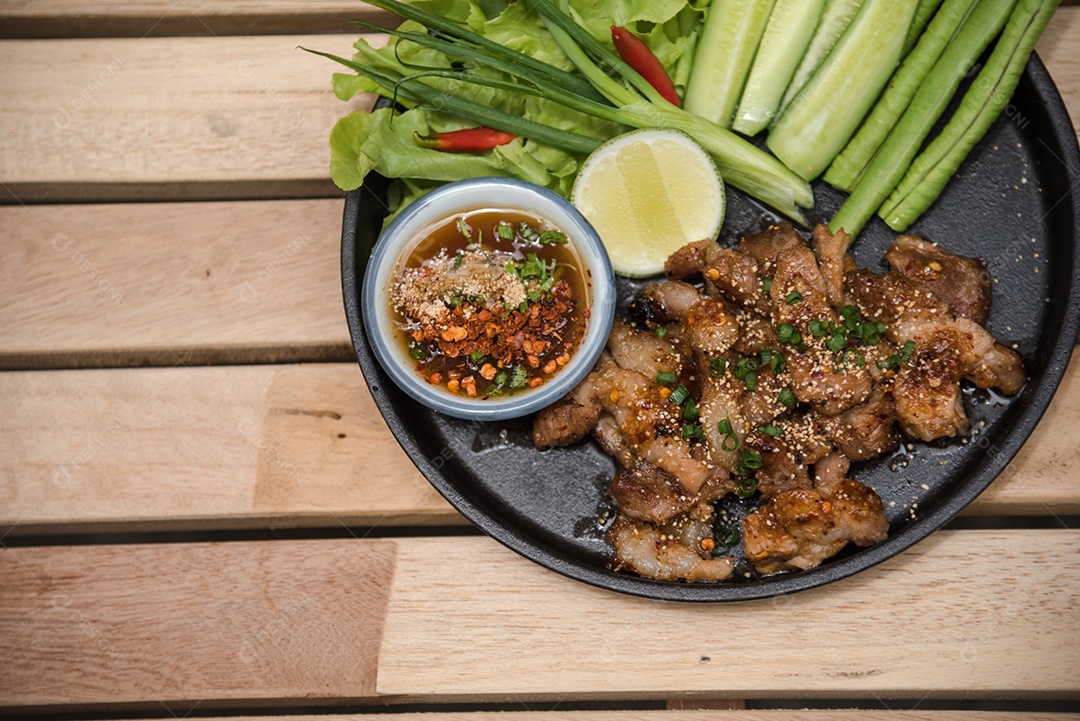 Bandeja preta com carnes grelhada mesa madeira