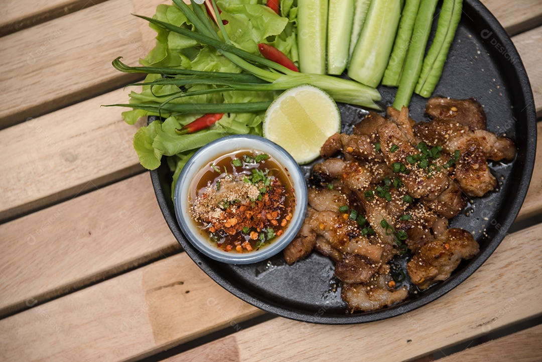 Bandeja preta com carnes grelhada mesa madeira