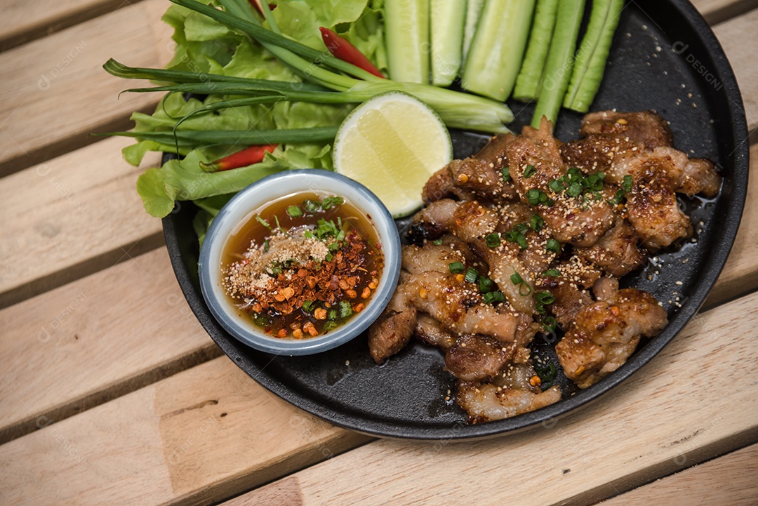 Bandeja preta com carnes grelhada mesa madeira