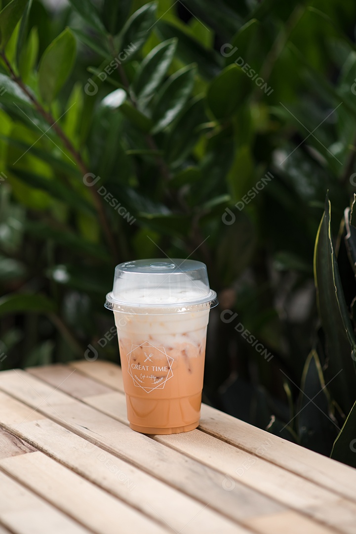 Chá verde gelado em piso de mesa madeira