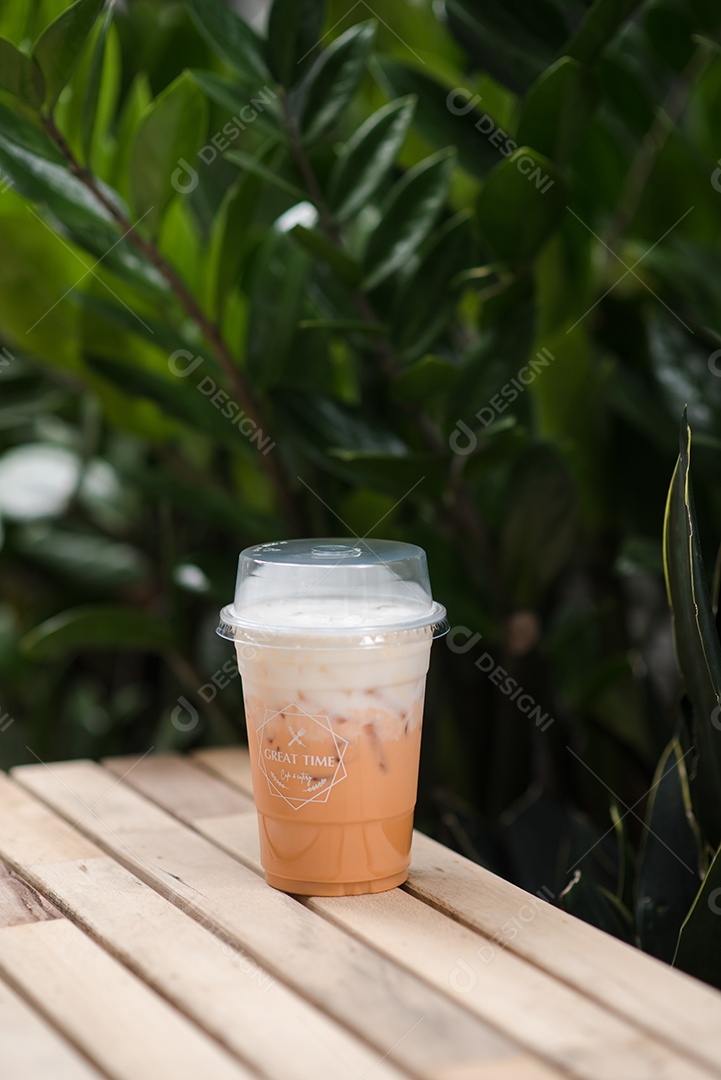 Chá verde gelado em piso de mesa madeira