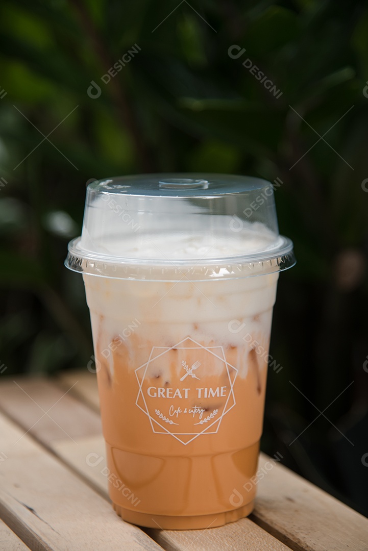 Chá verde gelado em piso de mesa madeira