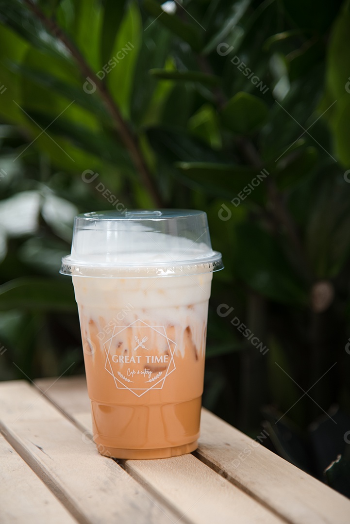 Chá verde gelado em piso de mesa madeira