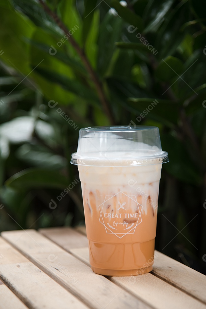 Chá verde gelado em piso de mesa madeira