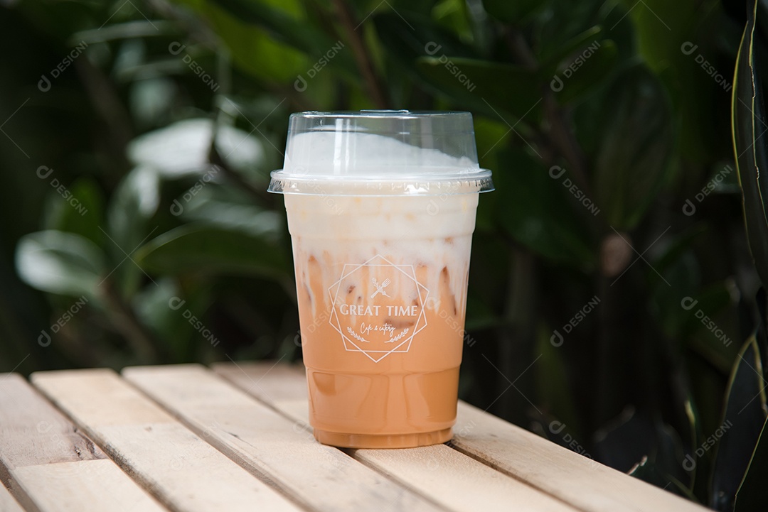 Chá verde gelado em piso de mesa madeira