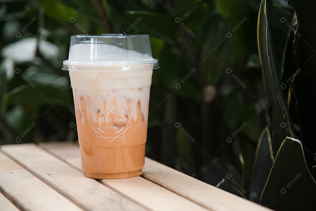 Chá verde gelado em piso de mesa madeira