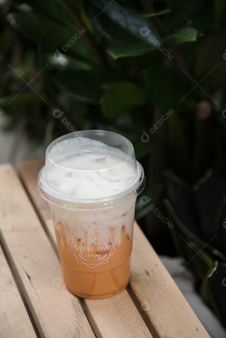 Chá verde gelado em piso de mesa madeira