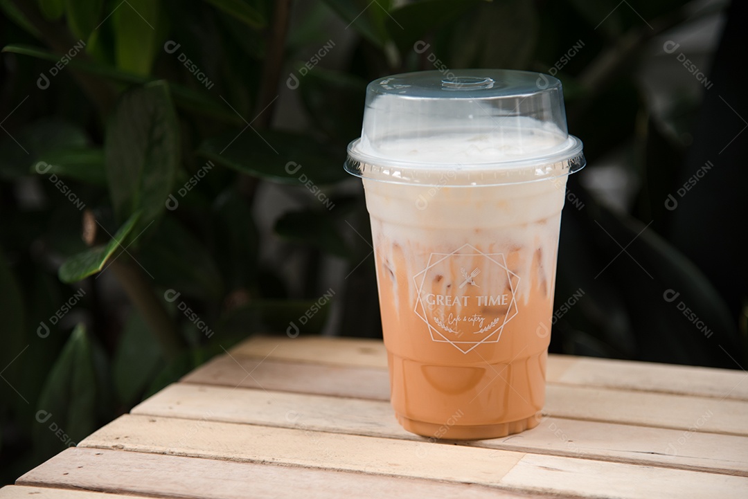 Chá verde gelado em piso de mesa madeira