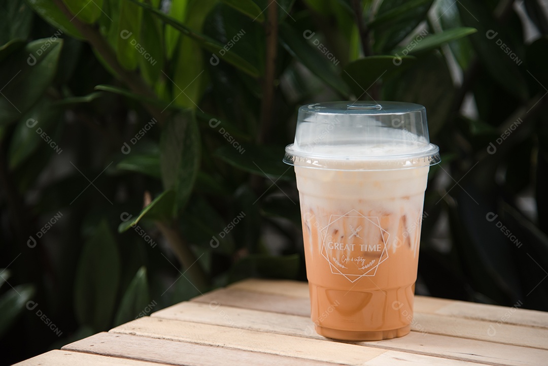 Chá verde gelado em piso de mesa madeira