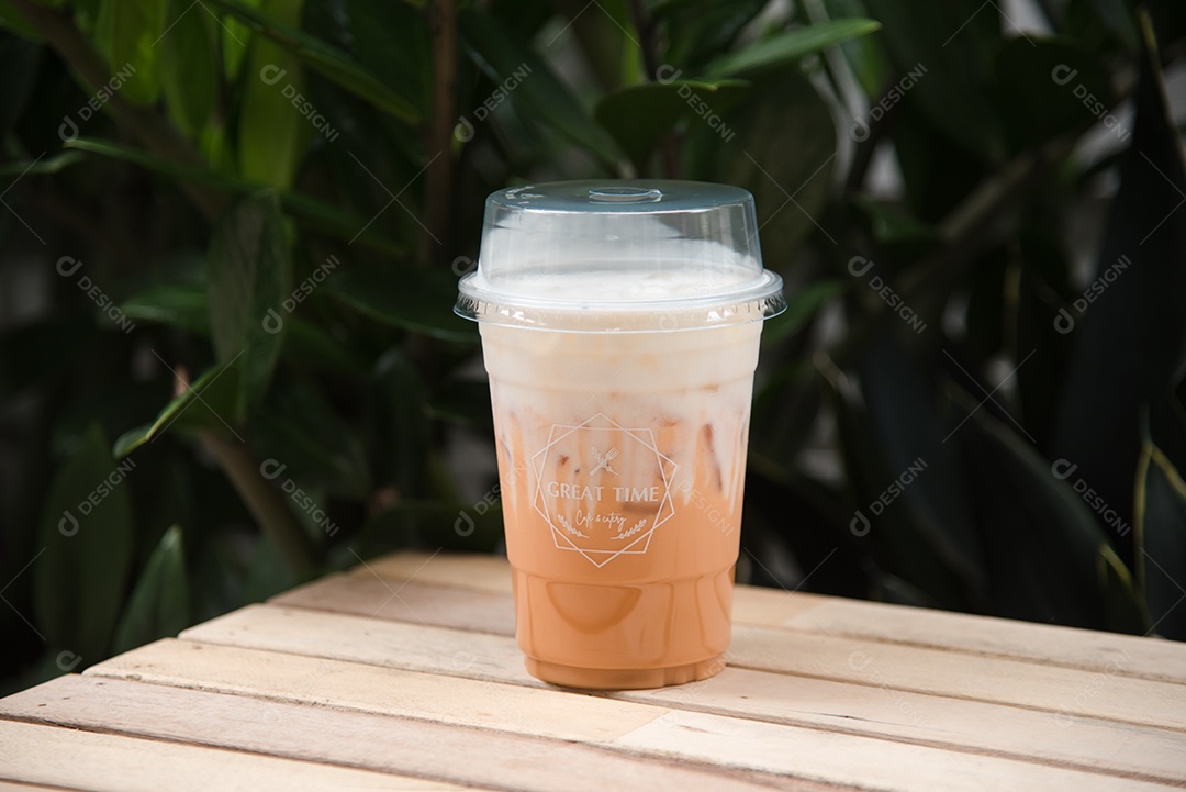 Chá verde gelado em piso de mesa madeira