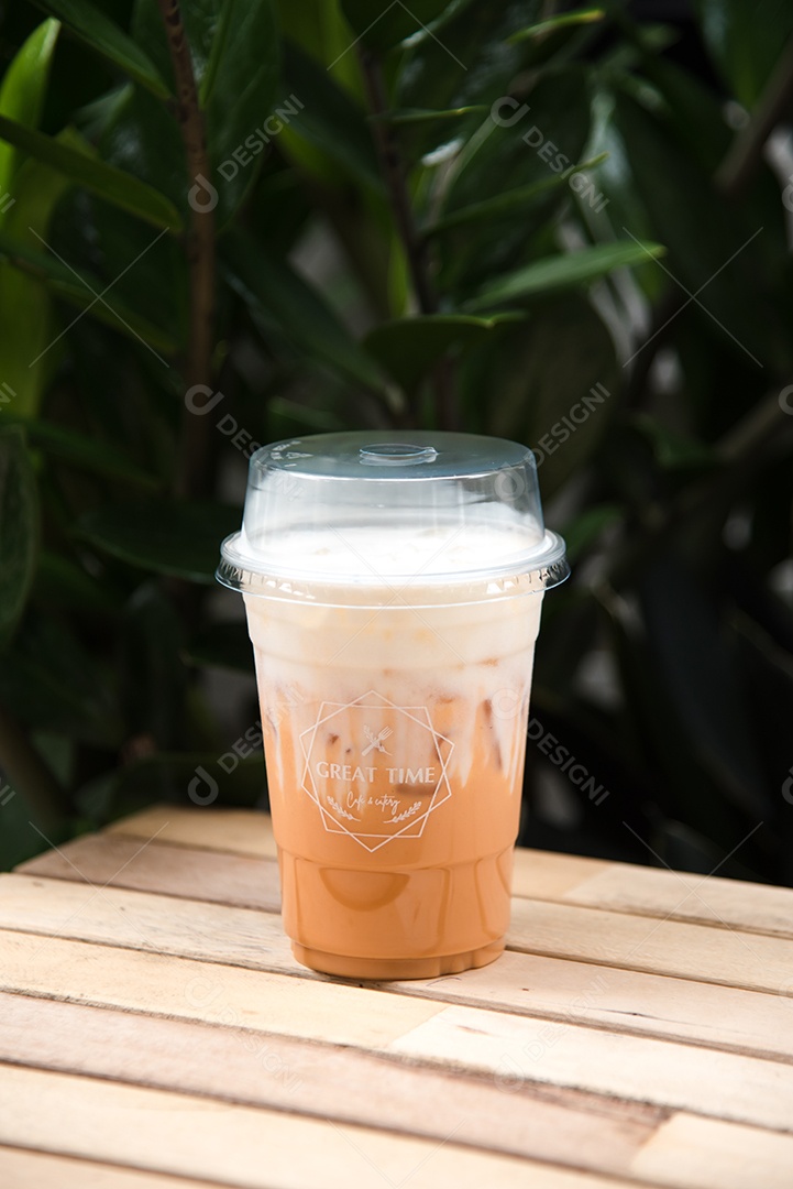 Chá verde gelado em piso de mesa madeira