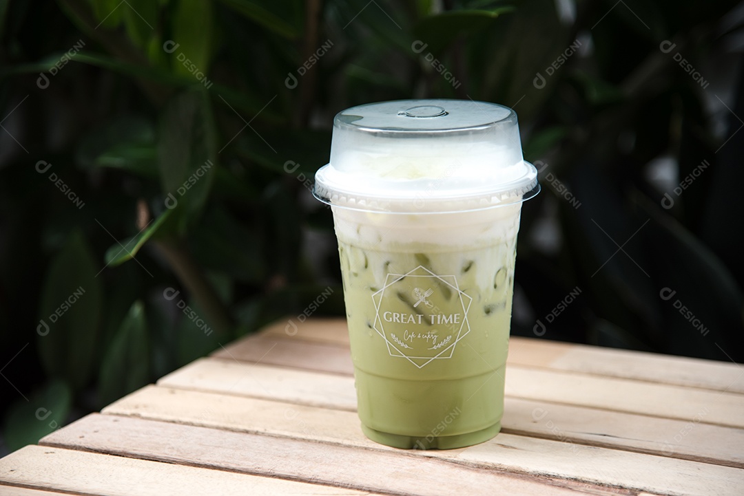 Chá verde gelado em piso de mesa madeira