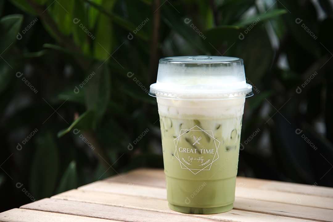 Chá verde gelado em piso de mesa madeira