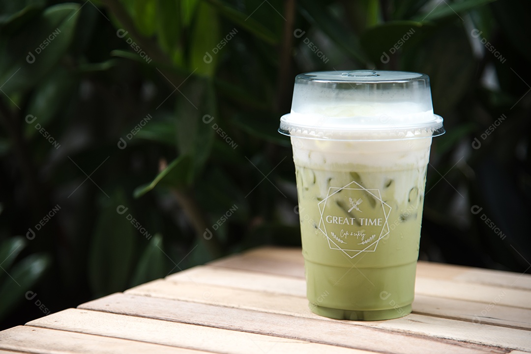 Chá verde gelado em piso de mesa madeira