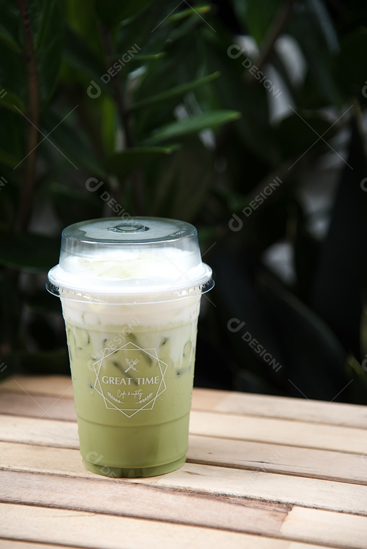 Chá verde gelado em piso de mesa madeira