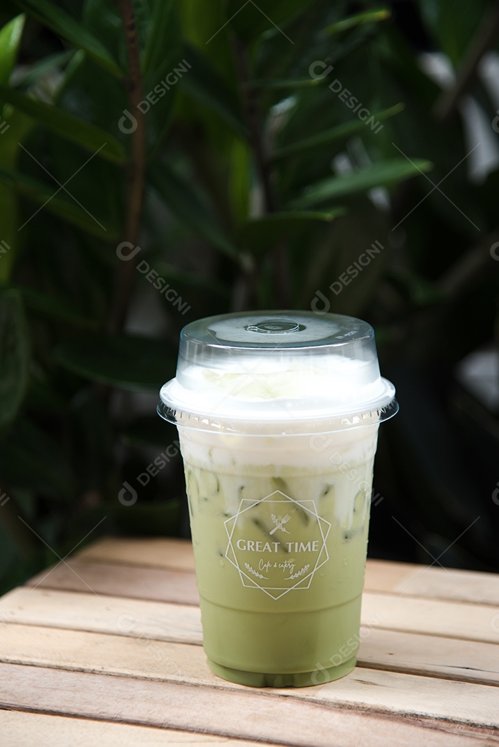 Chá verde gelado em piso de mesa madeira