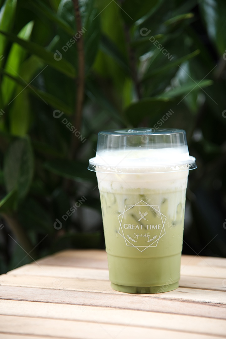 Chá verde gelado em piso de mesa madeira