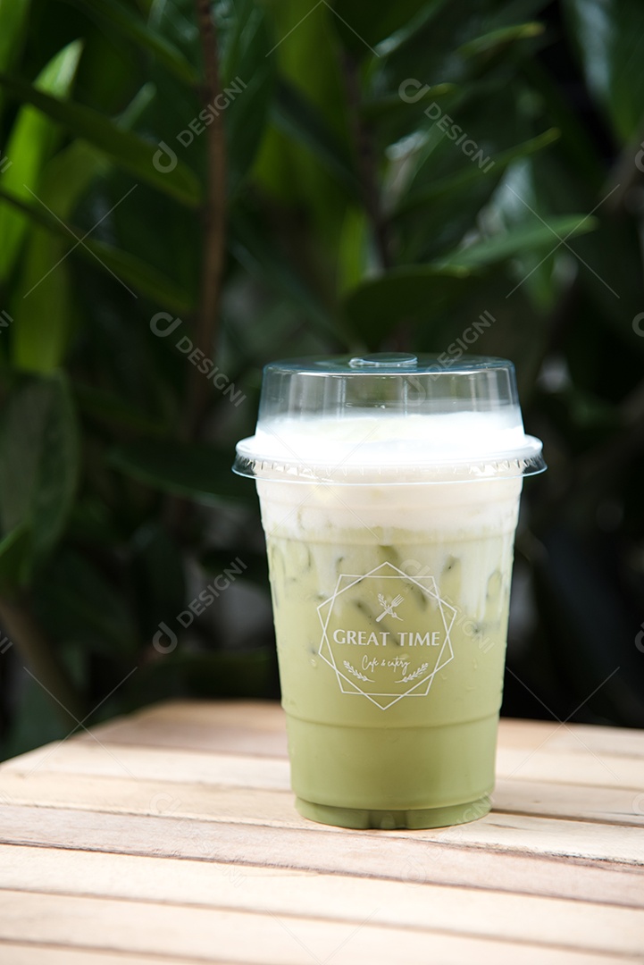 Chá verde gelado em piso de mesa madeira