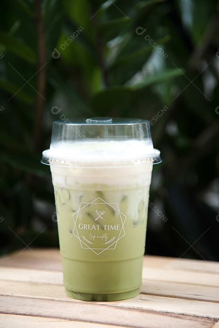 Chá verde gelado em piso de mármore