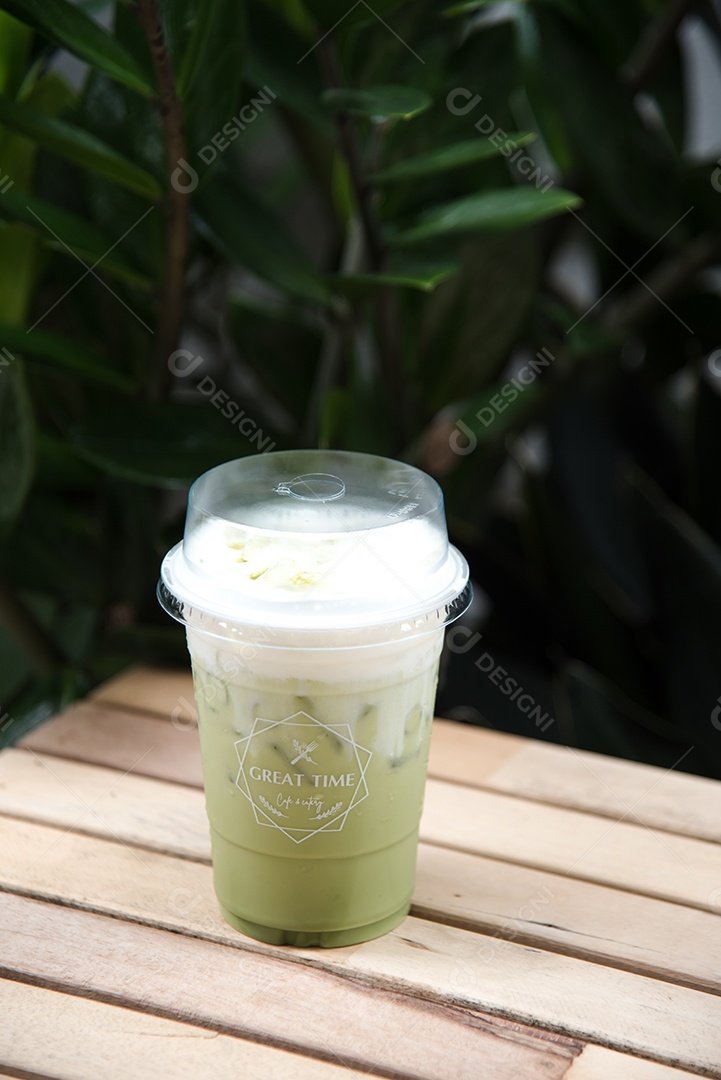 Chá verde gelado em piso de mesa madeira