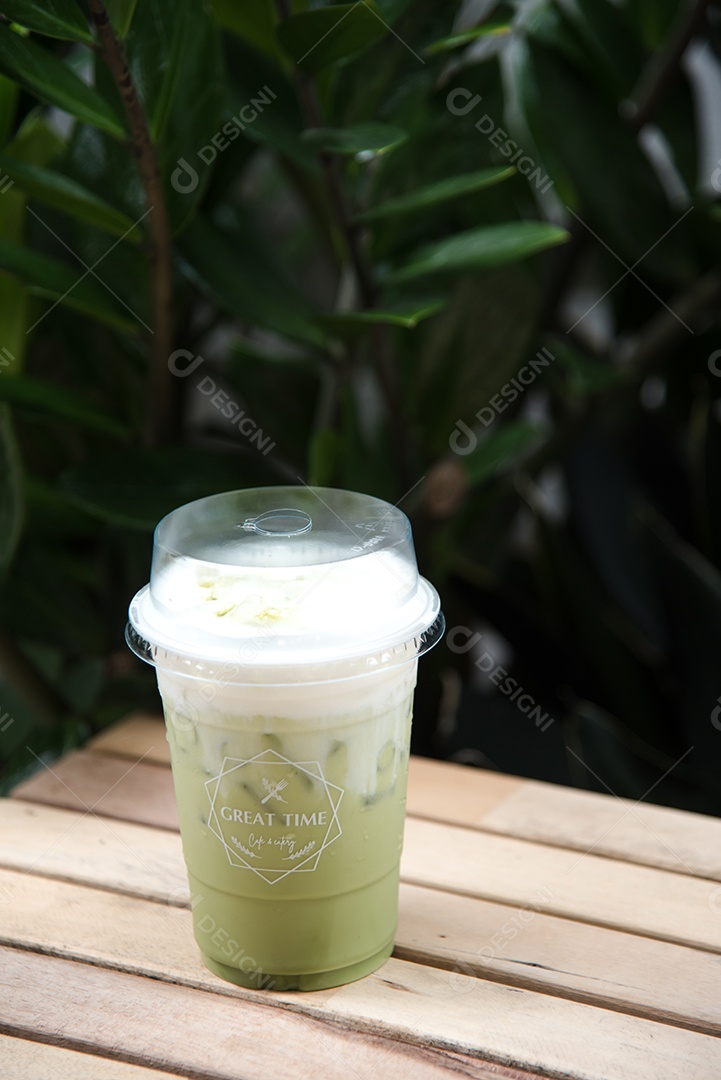 Chá verde gelado em piso de mesa madeira