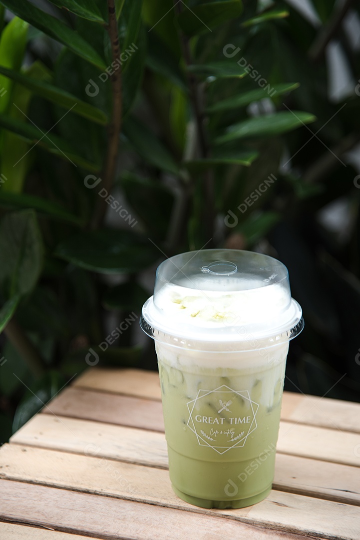 Chá verde gelado em piso de mesa madeira