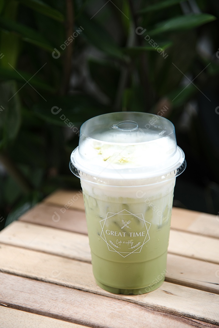 Chá verde gelado em piso de mesa madeira