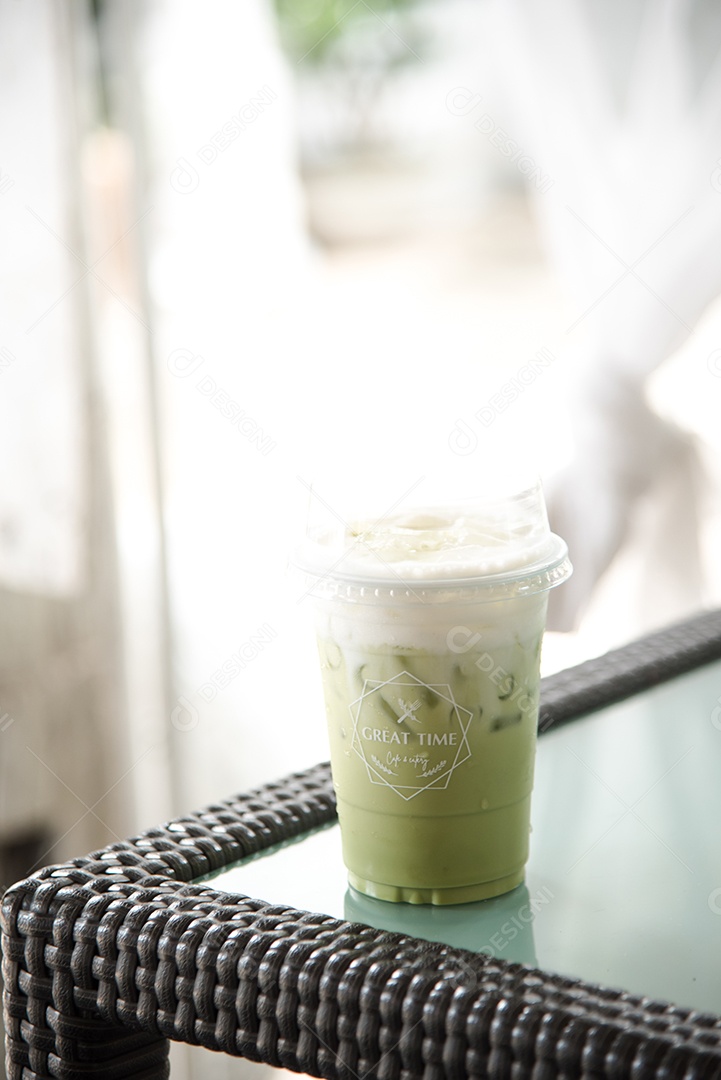 Chá verde gelado em piso de mesa madeira