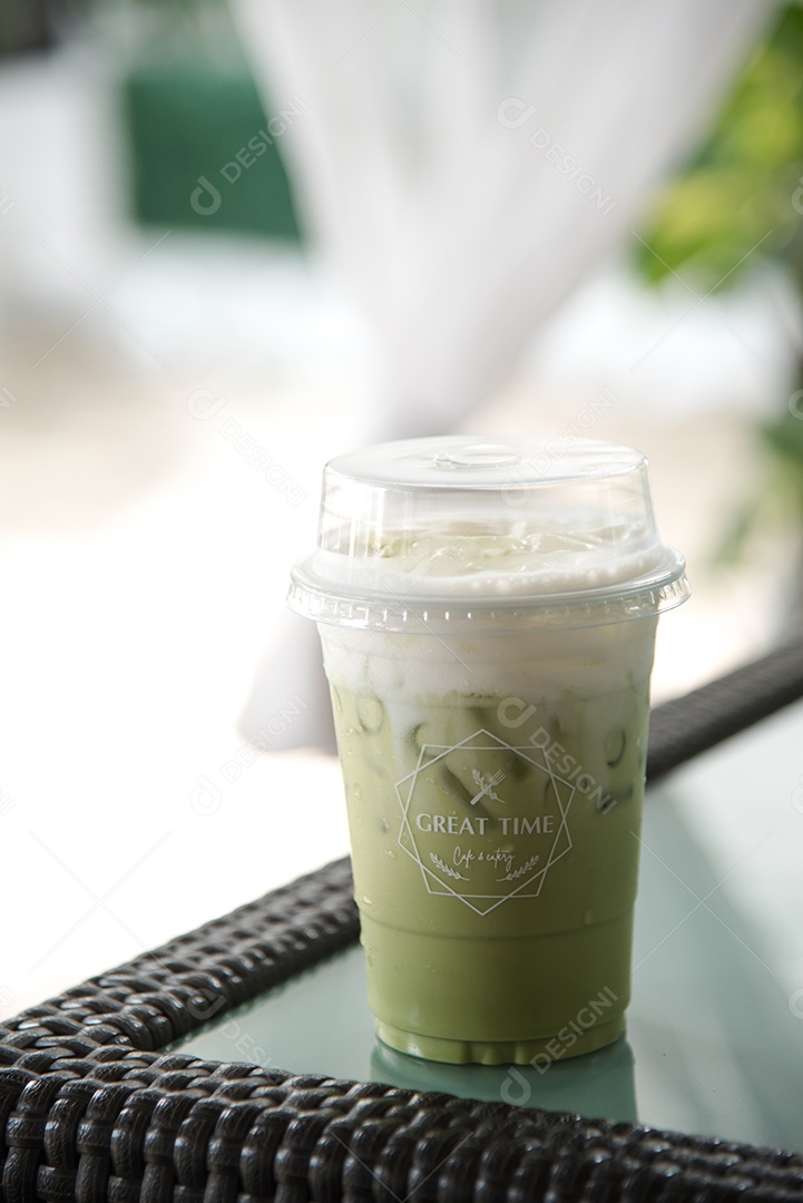 Chá verde gelado em piso de mesa madeira